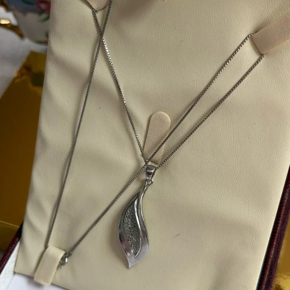 925 , 92.5% silver leaves necklace Handmade with white zirconia